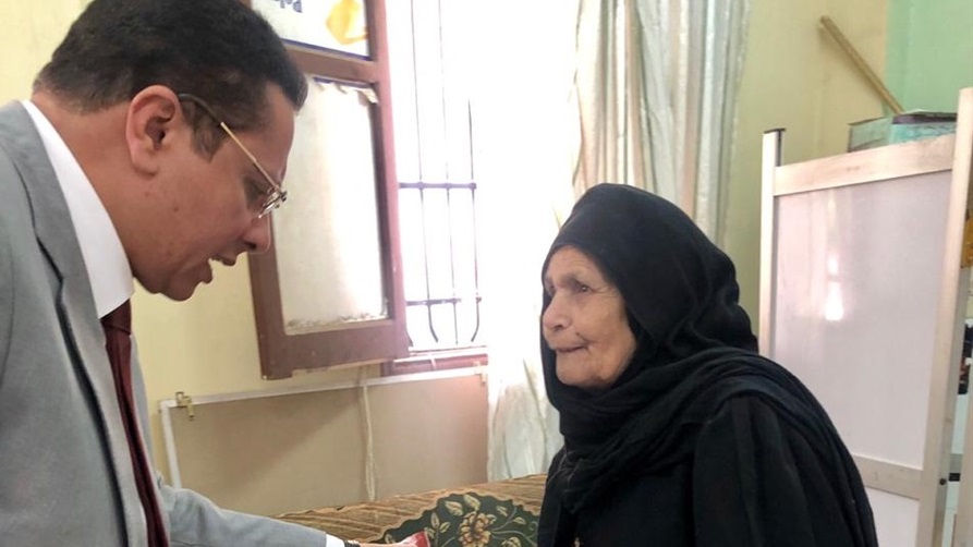 قاض يخرج من لجنته لمساعدة مسنة للإدلاء بصوتها بأوسيم قاض يخرج من لجنته لمساعدة مسنة للإدلاء بصوتها بأوسيم