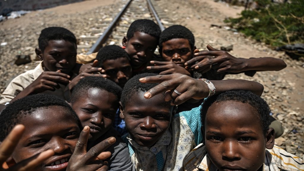 أطفال سودانيون يلتقطون صورة في الخرطوم أطفال سودانيون يلتقطون صورة في الخرطوم