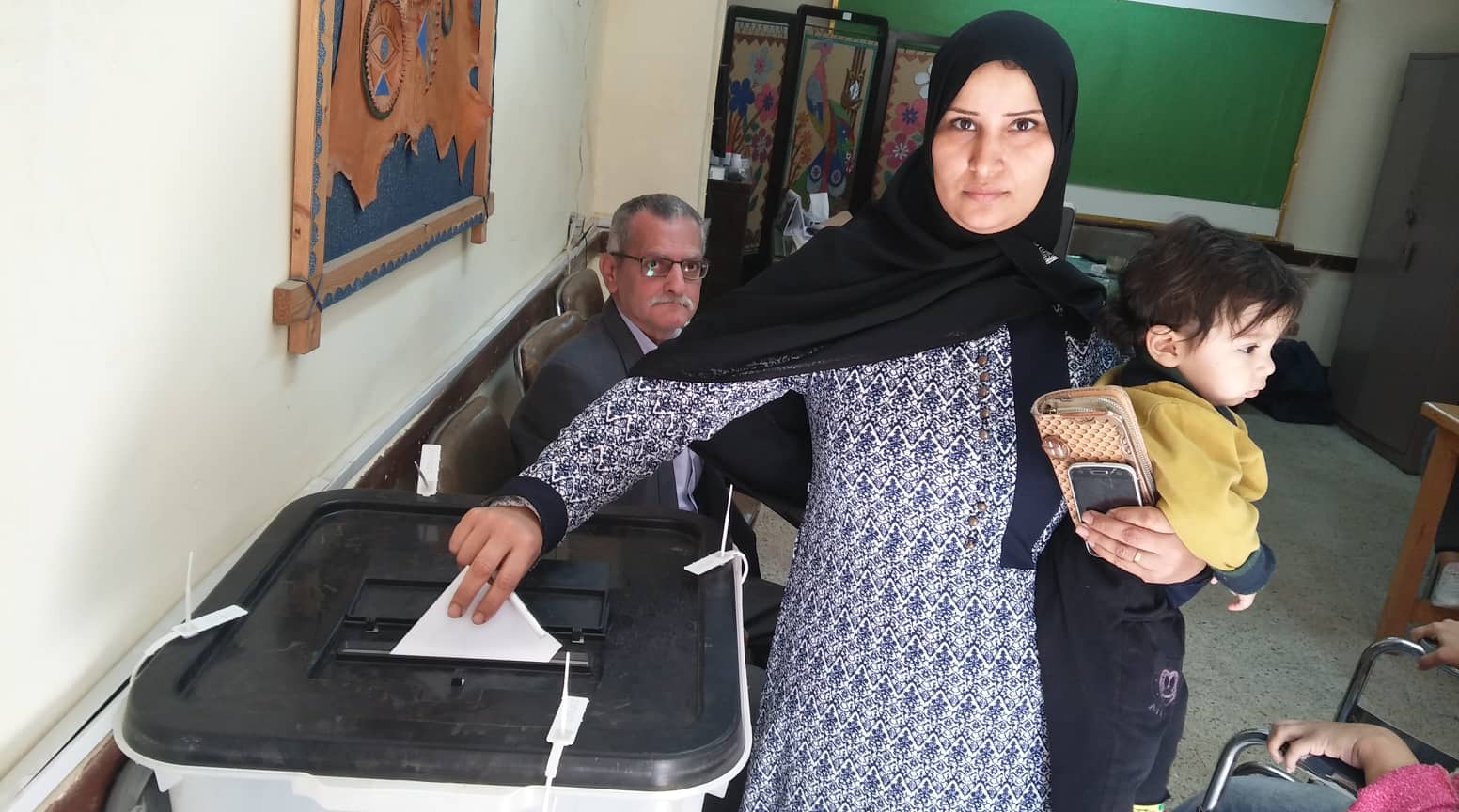 سيدة تدلى بصوتهم فى التعديلات الدستورية 