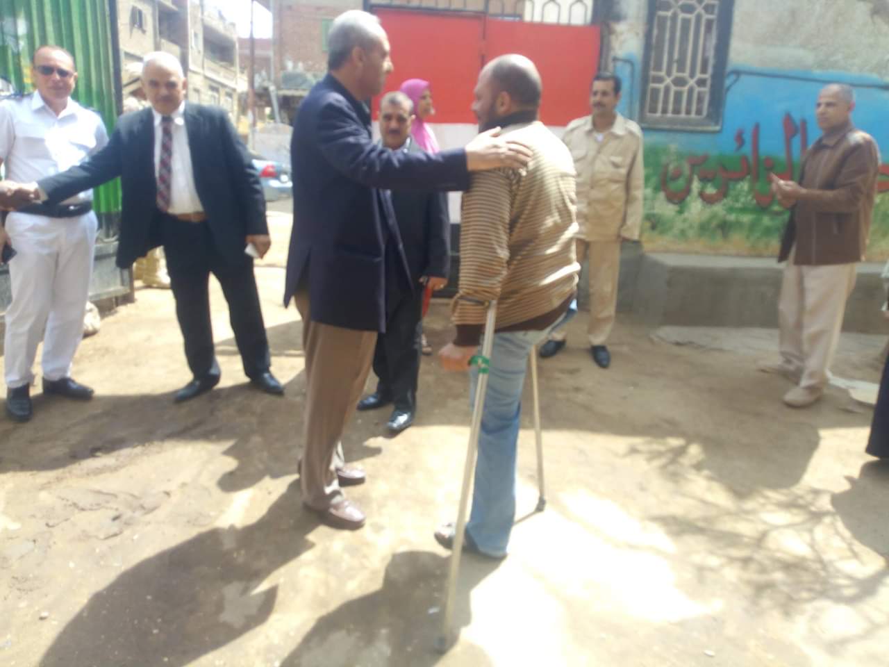 بقدم واحدة..عادل يدلي بصوته في الاستفتاء بقدم واحدة..عادل يدلي بصوته في الاستفتاء
