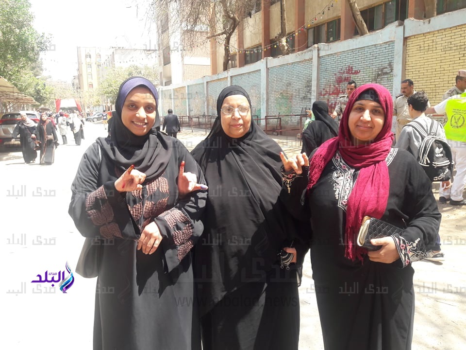 إقبال متوسط على لجان مجمع المدارس والتقاط الصور بالحبر الفسف