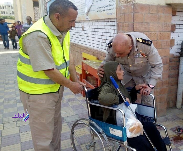 مأمور شرطة يُقبل رأس سيدة مُسنة داخل لجنة بالعاشر من رمضان