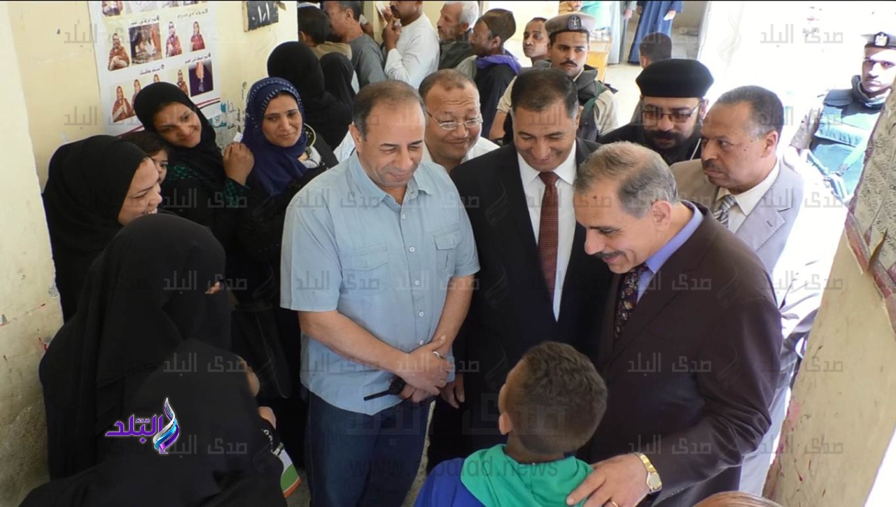 طفل لمحافظ أسيوط : أنا جاي مع والدي للاستفتاء علشان مصر طفل لمحافظ أسيوط : أنا جاي مع والدي للاستفتاء علشان مصر