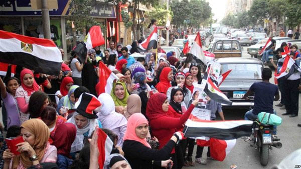 سيدات الجمالية وأبنائهم على أبواب اللجان بالأعلام سيدات الجمالية وأبنائهم على أبواب اللجان بالأعلام