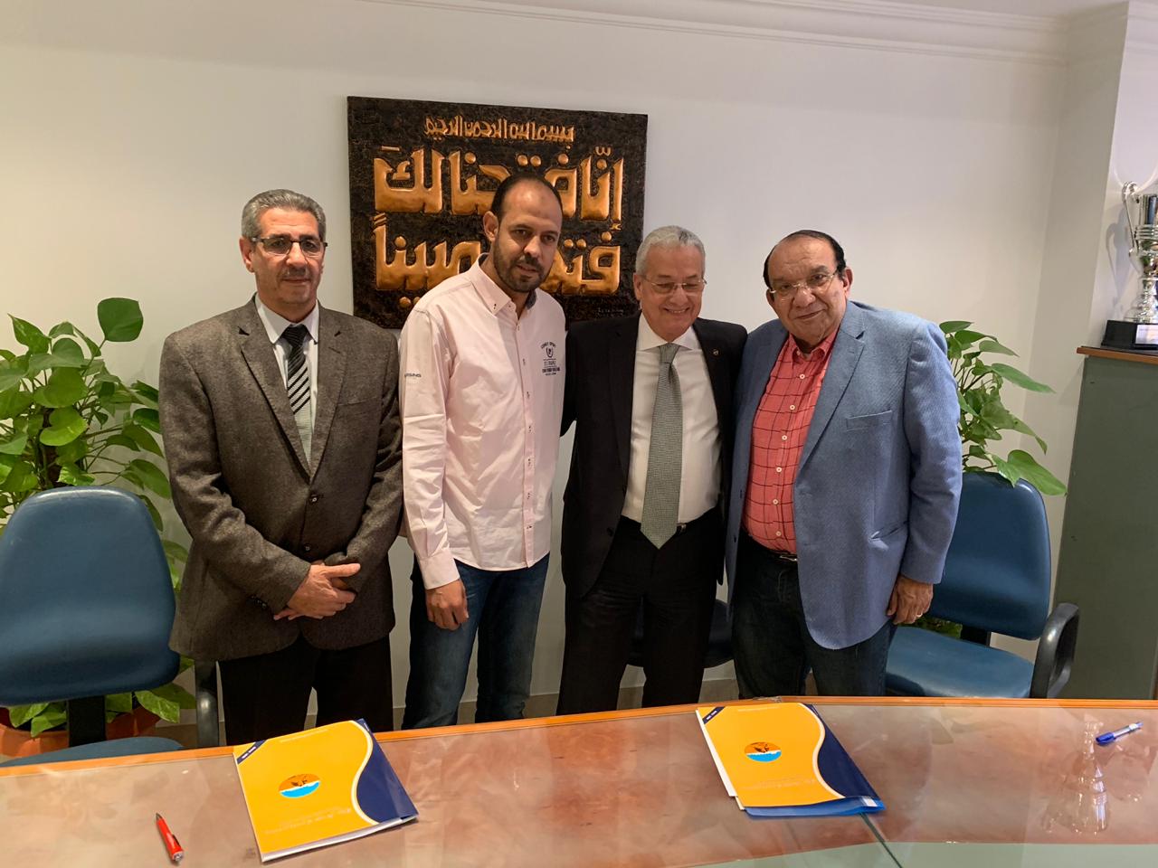 عماد النحاس مع مسئولى المقاولون العرب