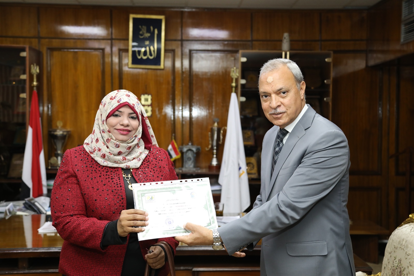 محافظ قنا يكرم الأم المثالية على مستوى الديوان محافظ قنا يكرم الأم المثالية على مستوى الديوان