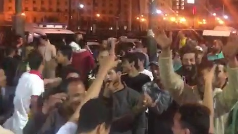 المصريون يرددون تسلم الأيادي بالتحرير 