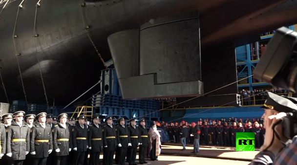 مراسم إنزال غواصة نووية روسية بأنظمة "بوسيدون" إلى البحر