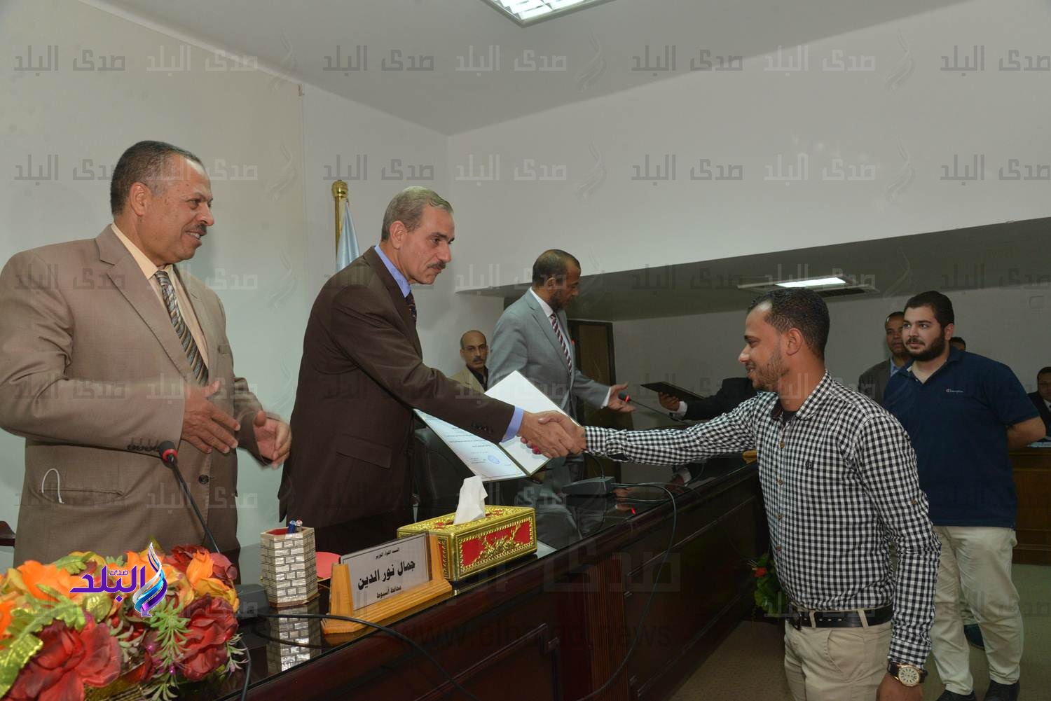 تسليم عقود ورش مجمع الصناعات الصغيرة