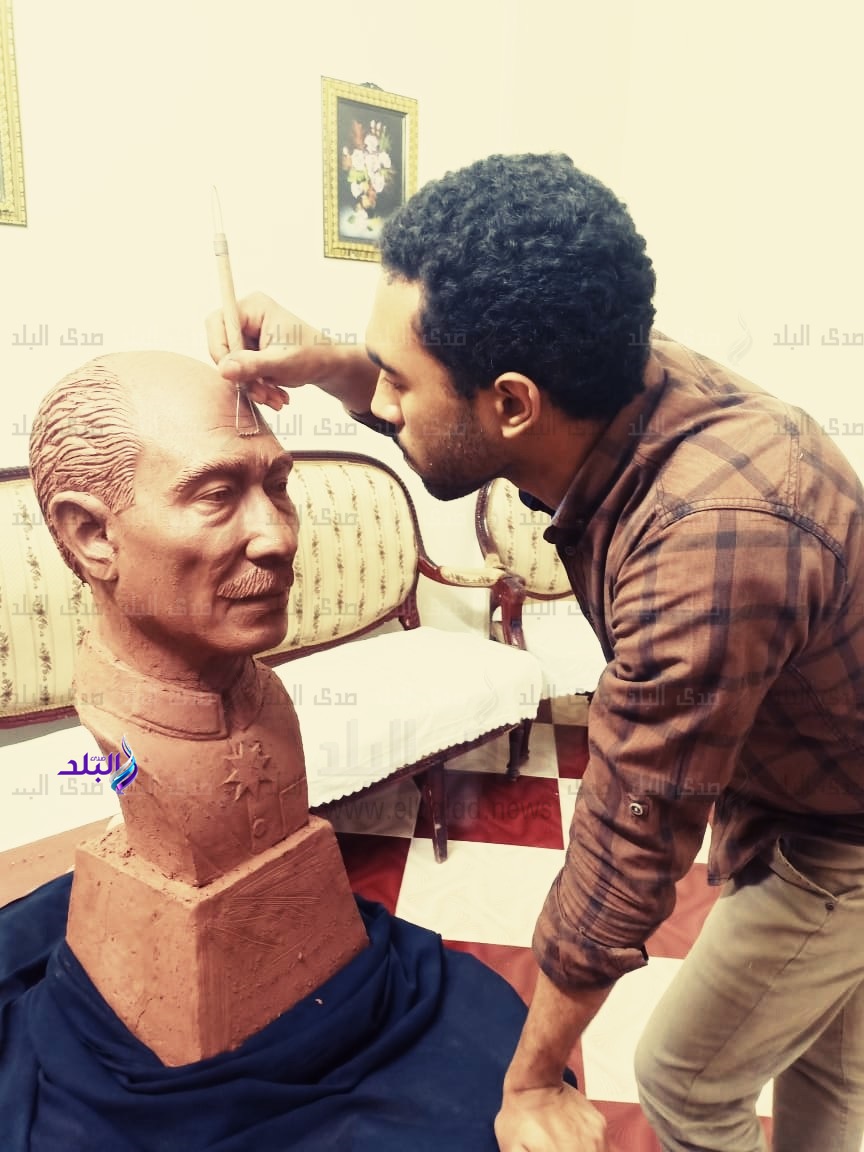 طالب ينحت تمثال للزعيم " السادات " من الطين الاسواني