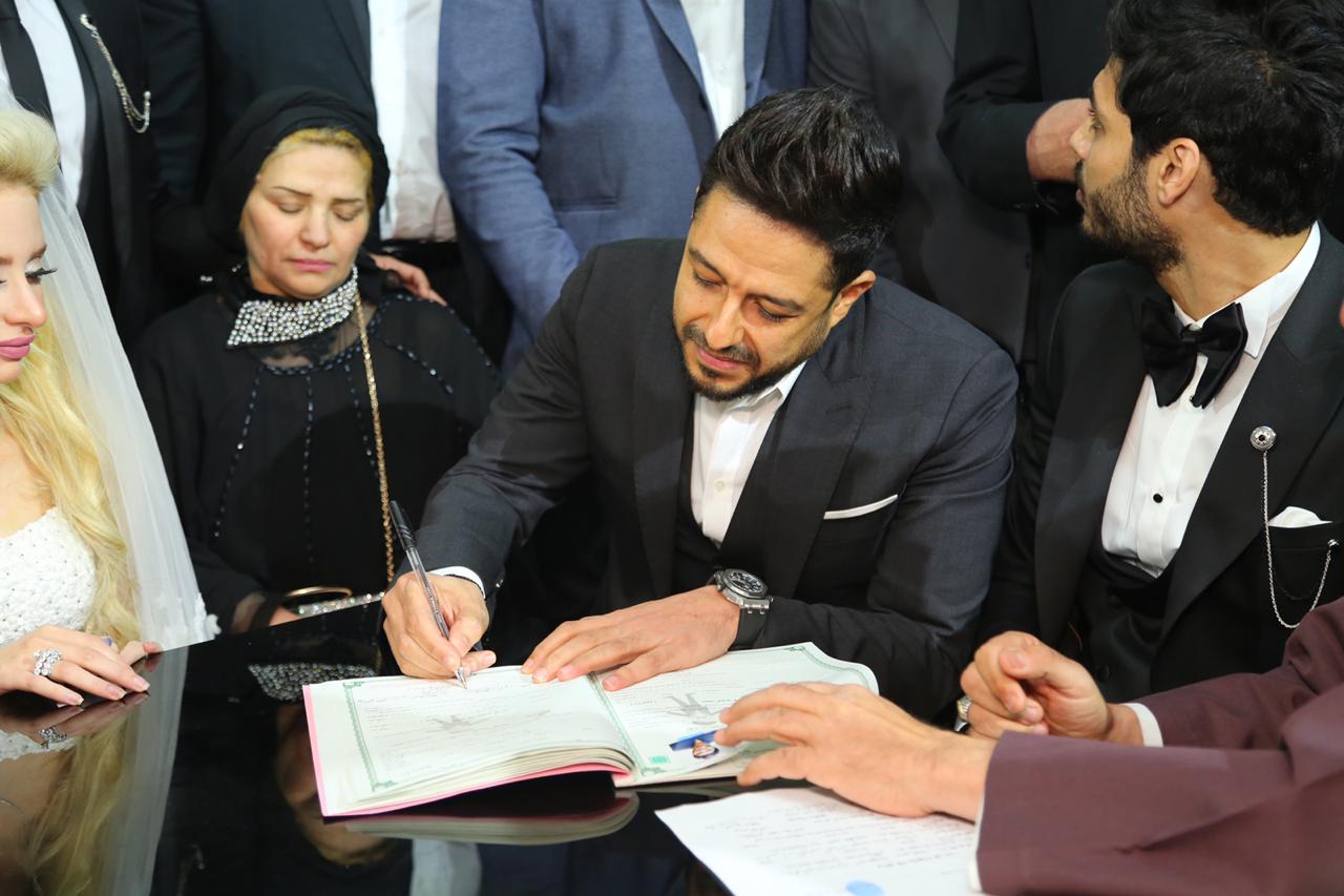 حماقي يوقع على عقد قران لاعب بيراميدز علي جبر وهايدي