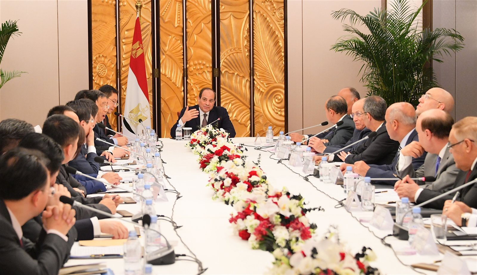 الرئيس السيسي مع رجال الأعمال الصيني الرئيس السيسي مع رجال الأعمال الصيني