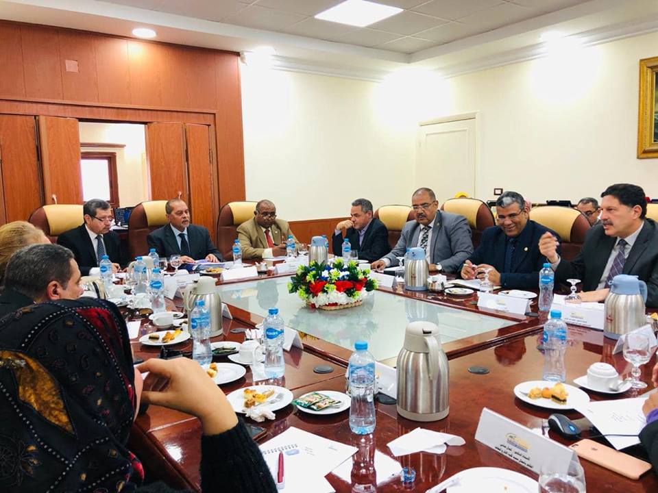 رئيس جامعة مطروح يبحث الاستعدادات لامتحانات نهاية العام