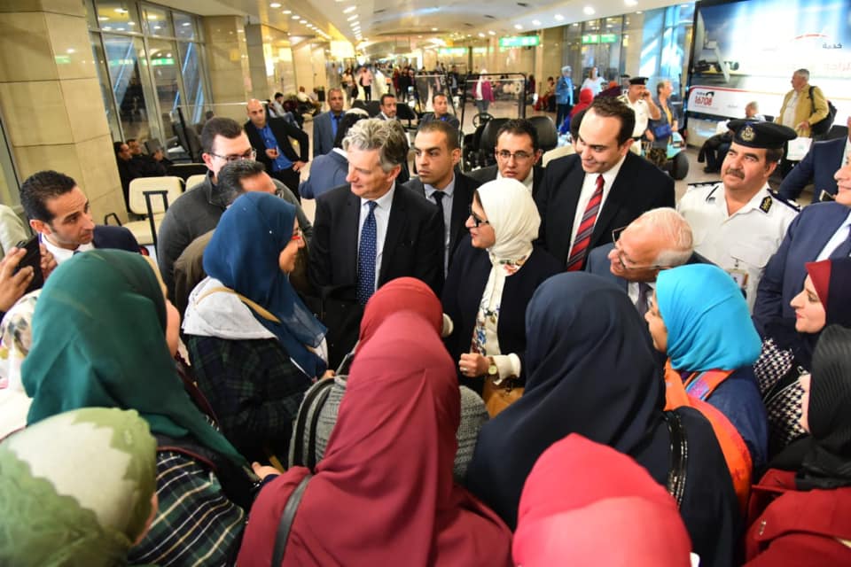 السفير البريطاني خلال مشاركته في توديع الأطباء