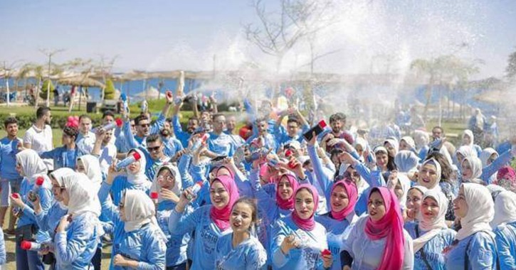 طلاب يحتفلون في الفان داي