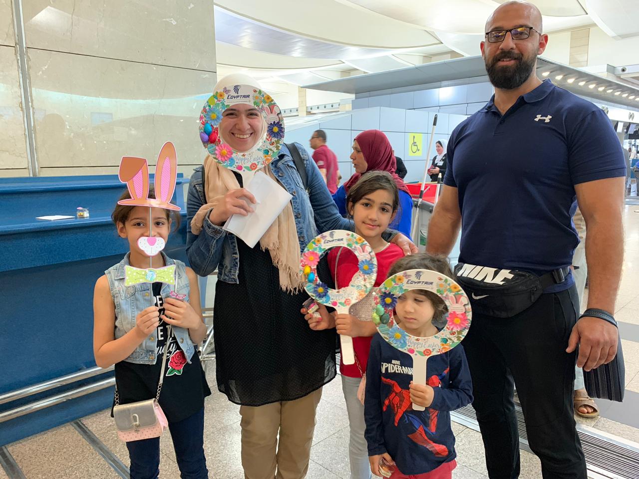 الركاب المسافرين في مطار القاهرة 