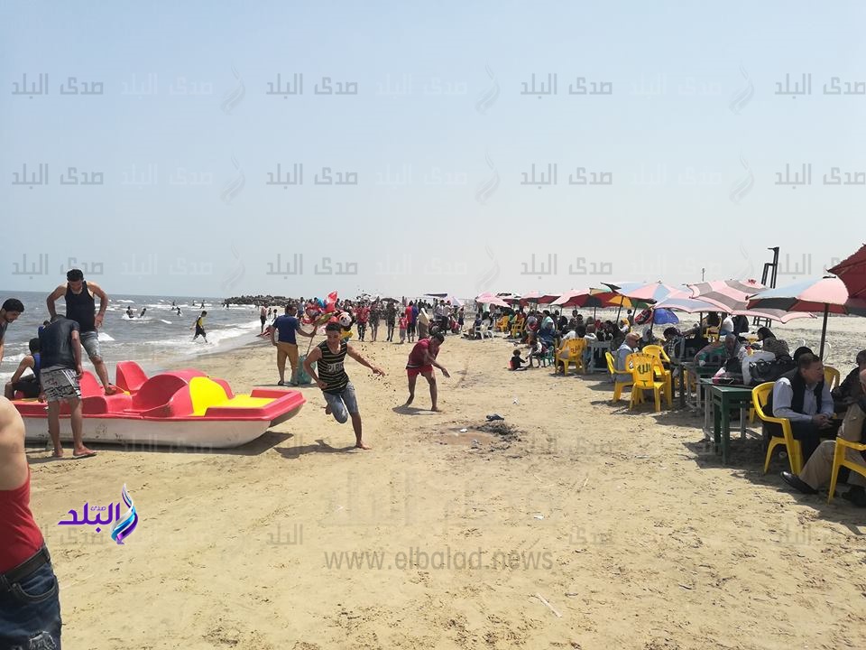 توافد الأسر على مصيف بلطيم لقضاء إجازة شم النسيم