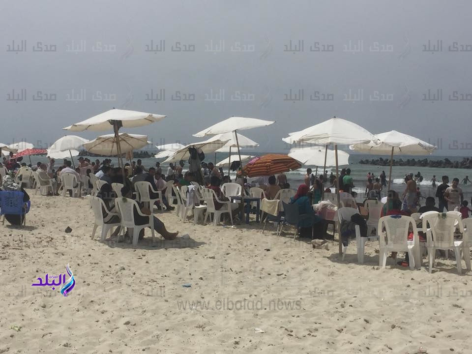 إقبال على شاطيء النخيل بالإسكندرية رغم تحذيرات السياحة 
