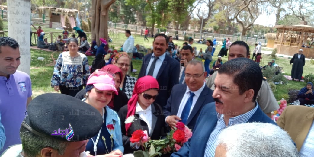 محافظ القليوبية يوزع الورود ويلتقط صورا مع الأطفال محافظ القليوبية يوزع الورود ويلتقط صورا مع الأطفال