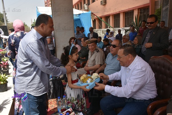 طفله تقدم بيض ملون وورود لمحافظ الشرقية طفله تقدم بيض ملون وورود لمحافظ الشرقية