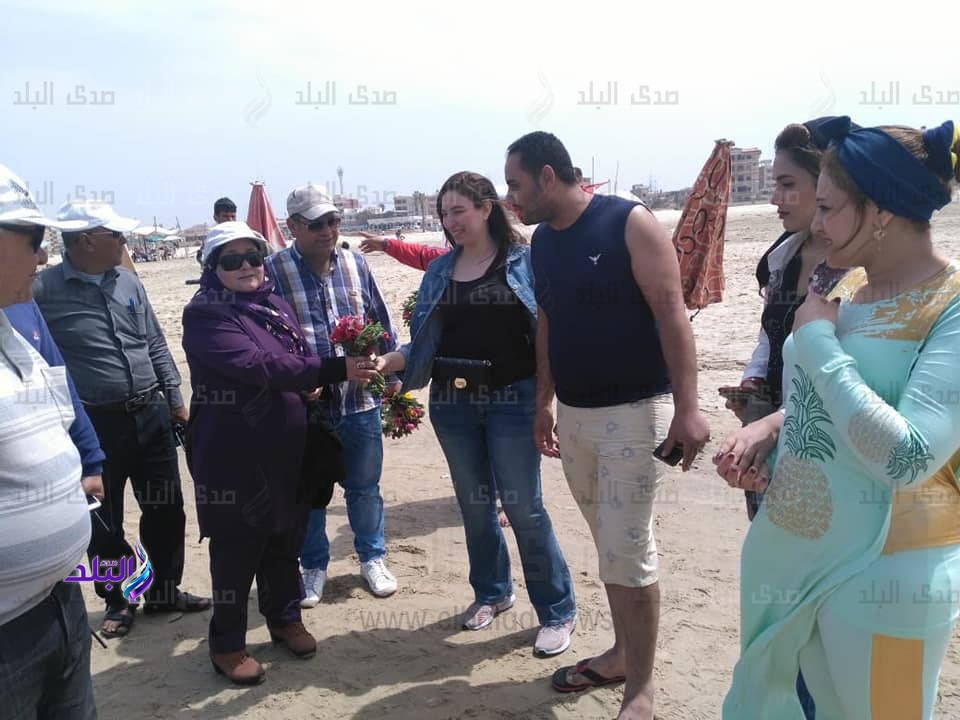 رئيسة مدينة جمصة تتفقد الشاطىء