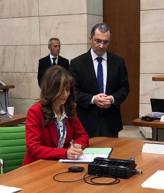جانب من توقيع السفيرة جانب من توقيع السفيرة