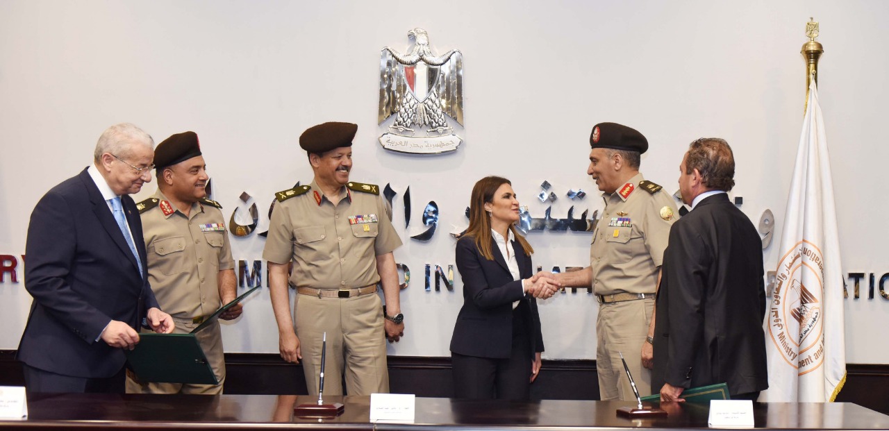 وزير الاستثمار تشهد التوقيع 