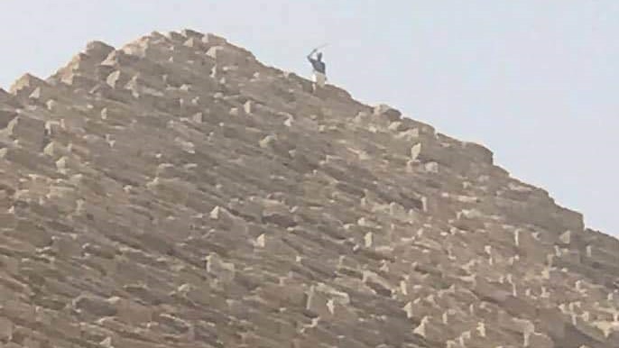شخص تسلق الهرم 