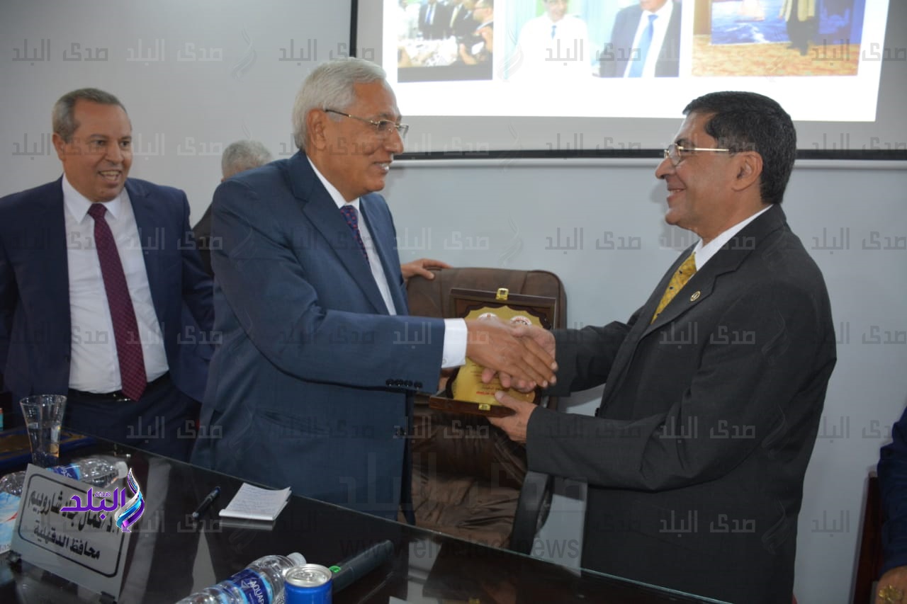 محافظ الدقهلية يكرم مدير مستشفي الكلي 