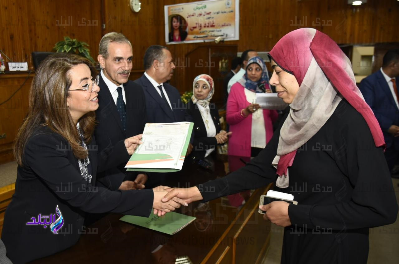 وزيرة التضامن توزع الشهادات