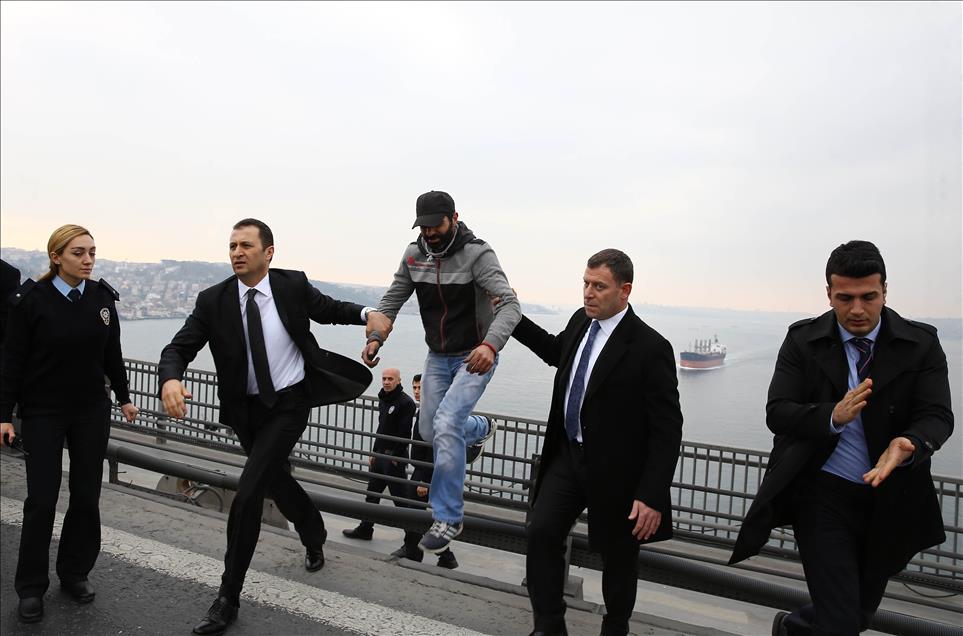 حرس اردوغان يمسك بأحد الاشخاص بعد إقناعه بالعدول عن الانتحار حرس اردوغان يمسك بأحد الاشخاص بعد إقناعه بالعدول عن الانتحار