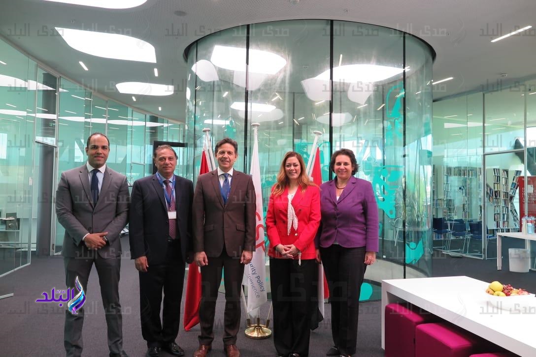 خلال التوقيع