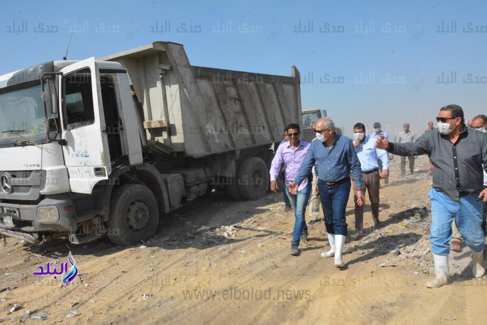 محافظ الجيزة يشارك في إطفاء حريق بمقلب قمامة محافظ الجيزة يشارك في إطفاء حريق بمقلب قمامة
