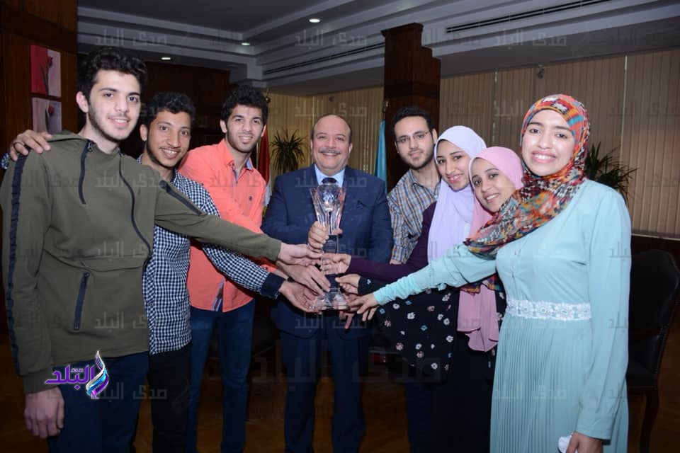 الطلاب الفائزين بكأس المركز الأول لعباقرة الجامعات الطلاب الفائزين بكأس المركز الأول لعباقرة الجامعات