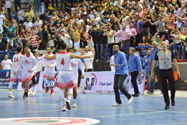 احتفال جنوني للاعبي الزمالك مع الجماهير بسوبر السلة