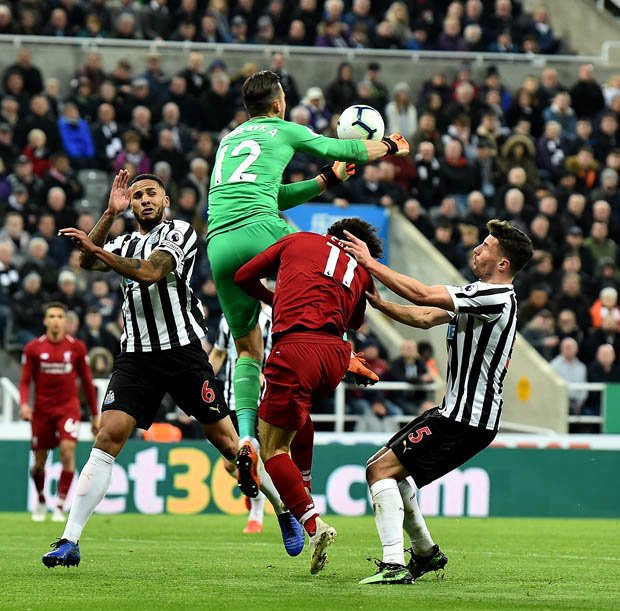 لحظة إصابة محمد صلاح