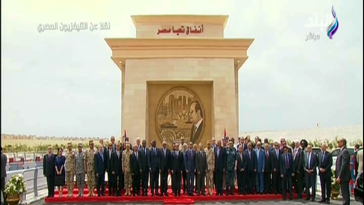 لحظة افتتاح الرئيس السيسي انفاق السويس