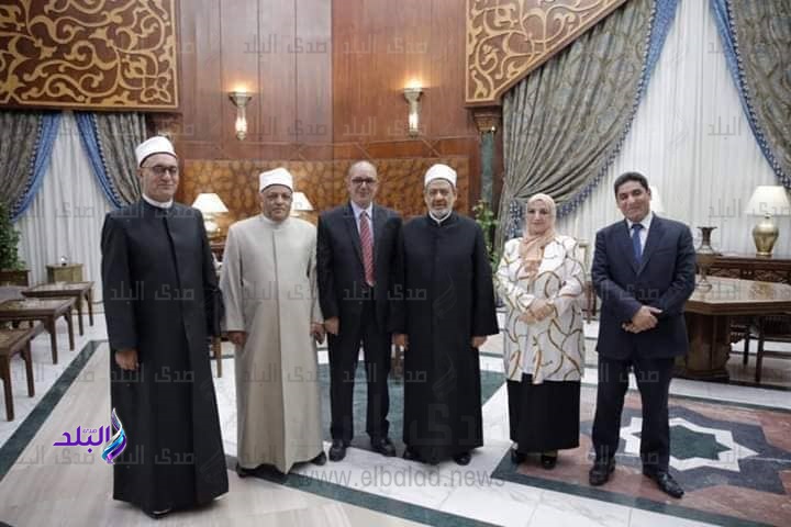 الإمام الأكبر مع الدكتور محمد عيسى الإمام الأكبر مع الدكتور محمد عيسى
