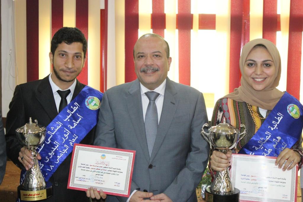 رئيس جامعة طنطا ونائبه لشئون الطلاب يكرمان الطلاب المثاليين رئيس جامعة طنطا ونائبه لشئون الطلاب يكرمان الطلاب المثاليين