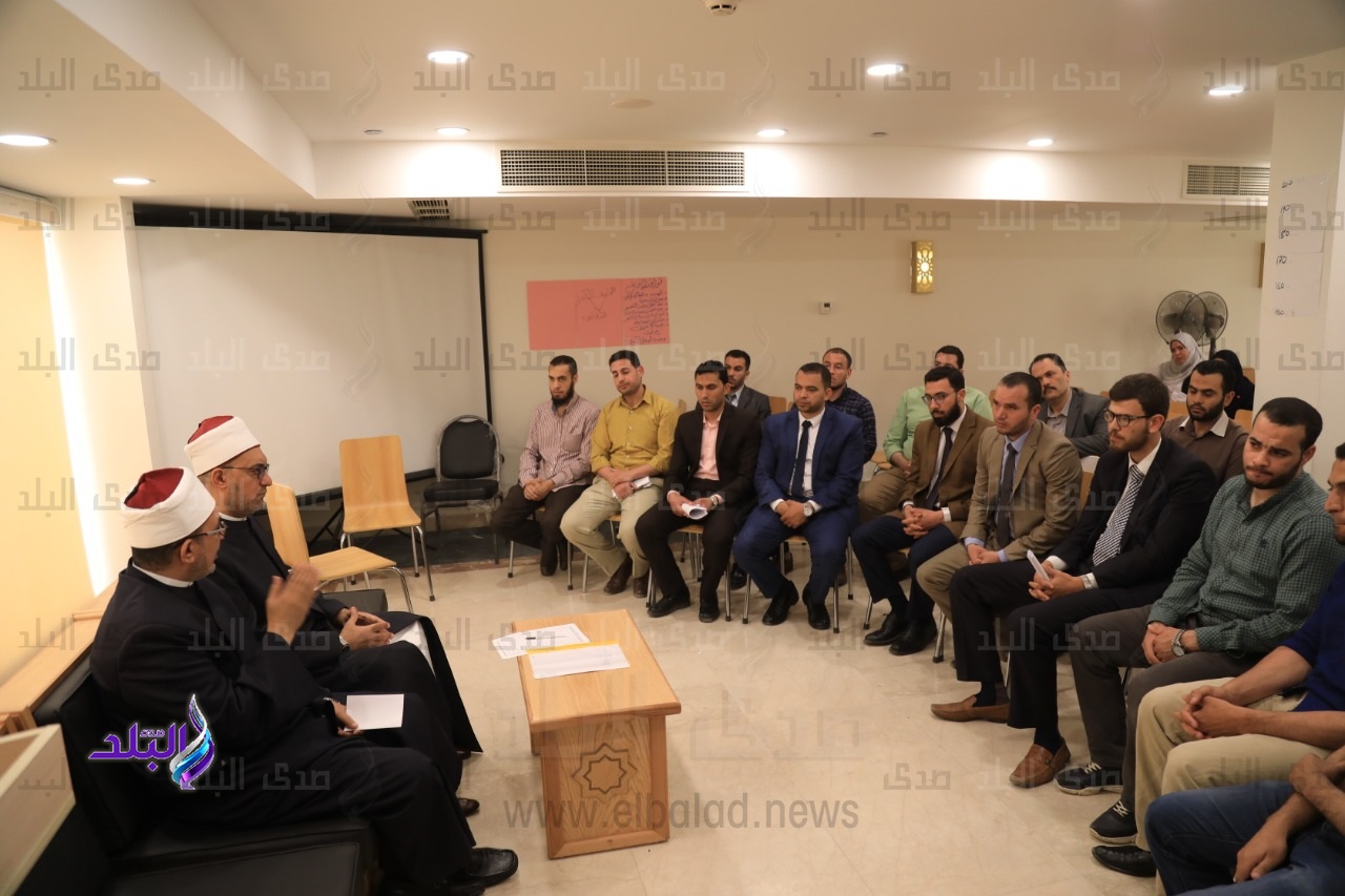 نظير عياد ومساعده يلتقيان شباب الباحثين لمناقشة خطة العمل نظير عياد ومساعده يلتقيان شباب الباحثين لمناقشة خطة العمل
