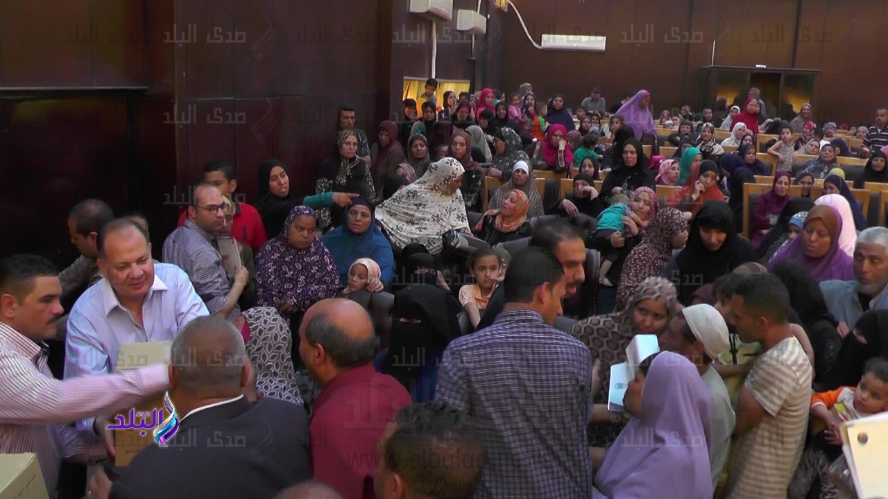 محافظ الفيوم يوزع 200 كرتونة مواد غذائية