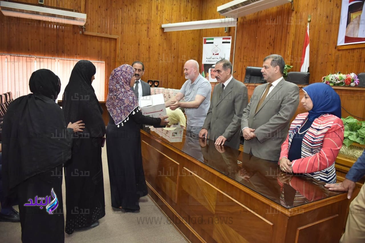 محافظ أسيوط يسلم 500 سلة غذائية على العمالة الموسمية والمؤقت محافظ أسيوط يسلم 500 سلة غذائية على العمالة الموسمية والمؤقت