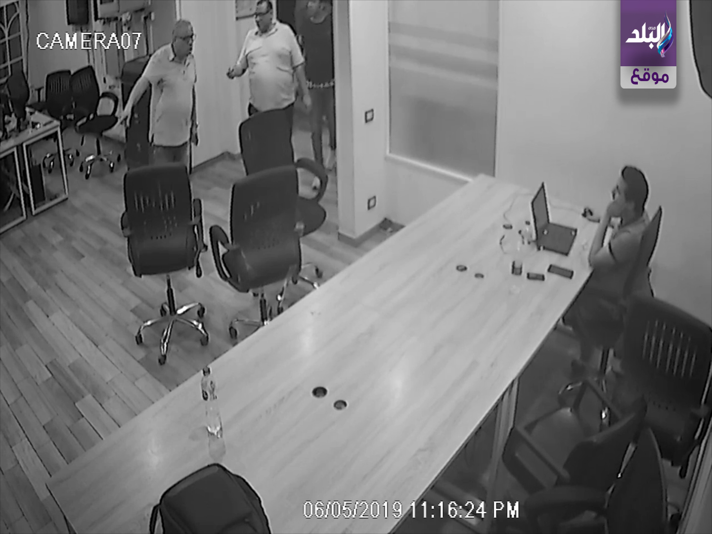 لحظة اقتحام السبكى وبلطجيته لموقع صدى البلد 
