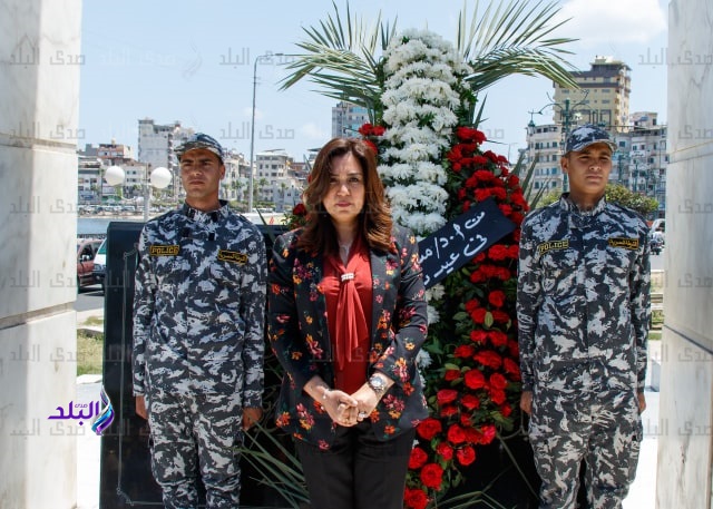 محافظ دمياط تضع إكليل الزهور على النصب التذكارى 