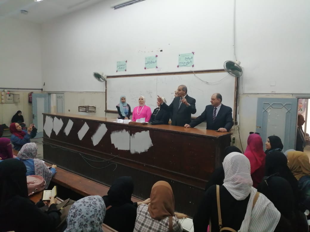 رئيس جامعة الأزهر خلال الجولة 