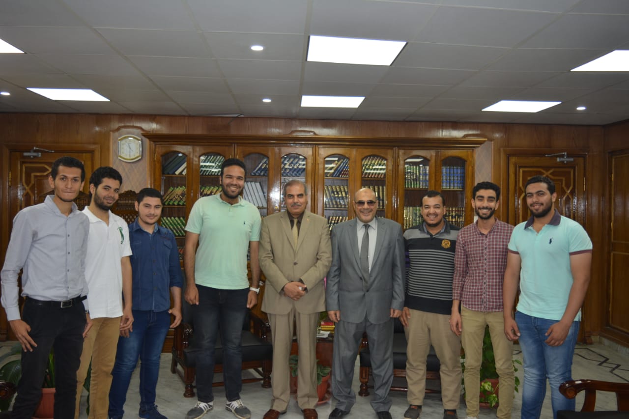 خلال لقاء رئيس الجامعة بالطلاب 