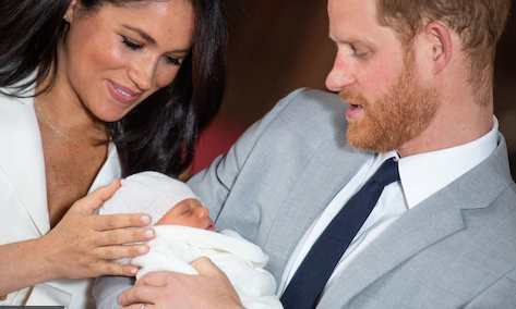 الأمير هاري وزوجته ميجان ماركل مع مولودهما أرشي