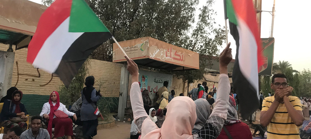 جانب من المتظاهرين المعتصمين أمام القيادة العامة لقوات الشعب جانب من المتظاهرين المعتصمين أمام القيادة العامة لقوات الشعب