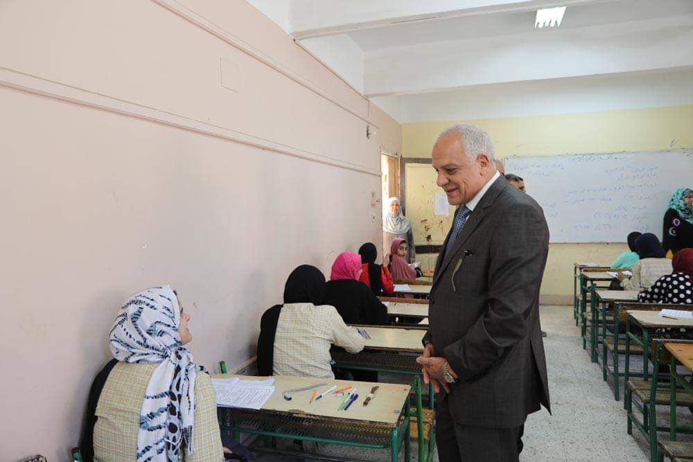 محافظ الجيزة يتفقد لجان امتحانات الاعدادية ببولاق محافظ الجيزة يتفقد لجان امتحانات الاعدادية ببولاق
