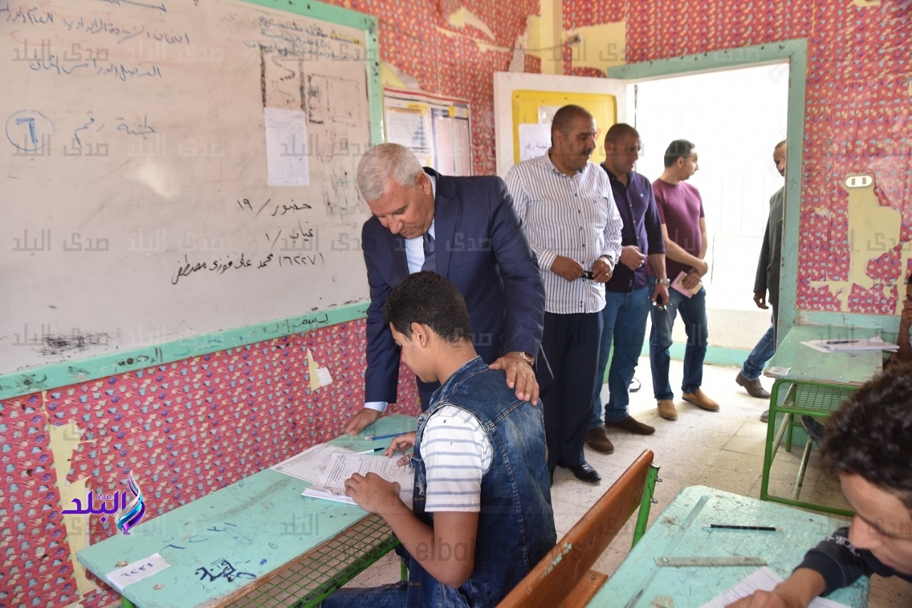 محافظ مطروح يتفقد لجان امتحانات الشهادة الاعدادية